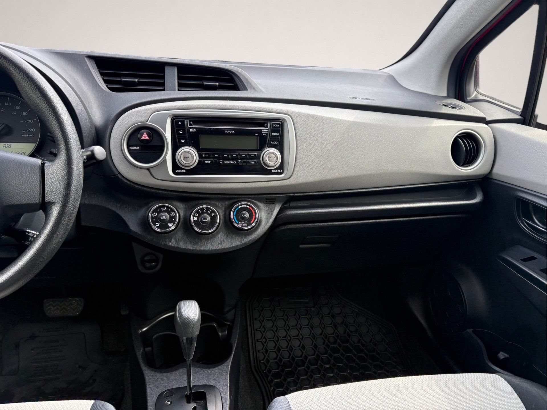 Toyota Yaris 2013 - Image 8