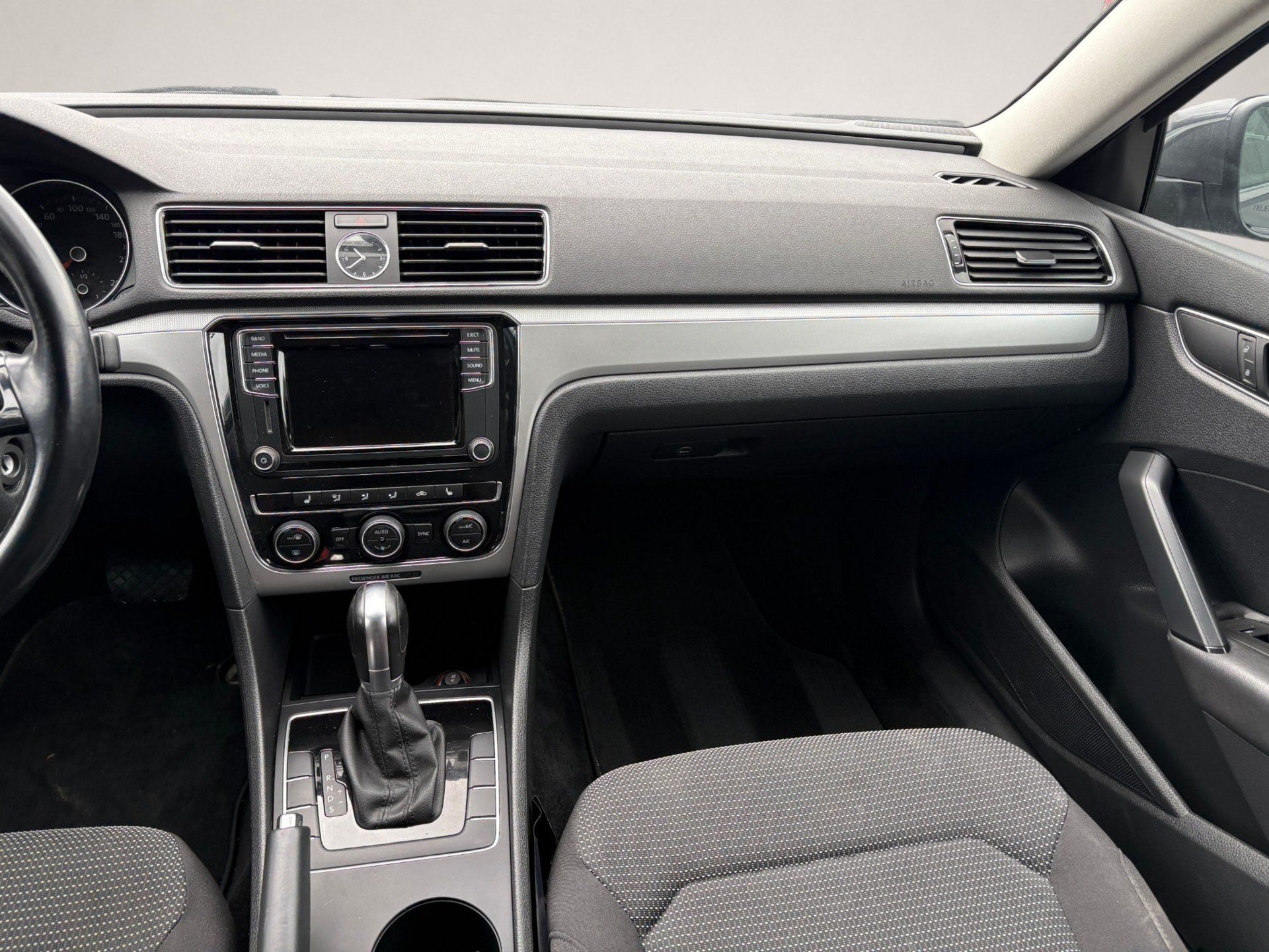 Volkswagen Passat 2017 - Image 8