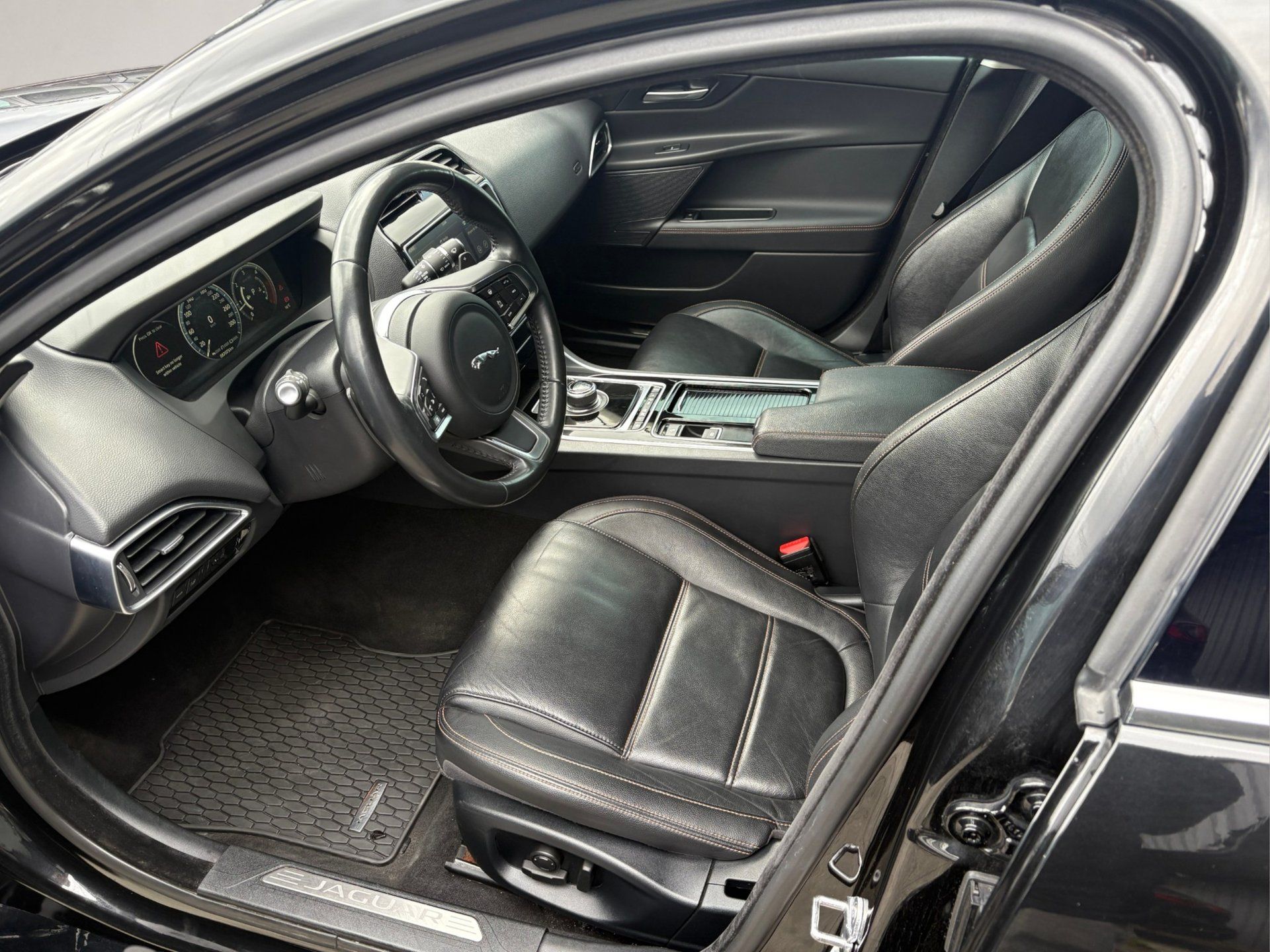 Jaguar XE 2018 - Image 6