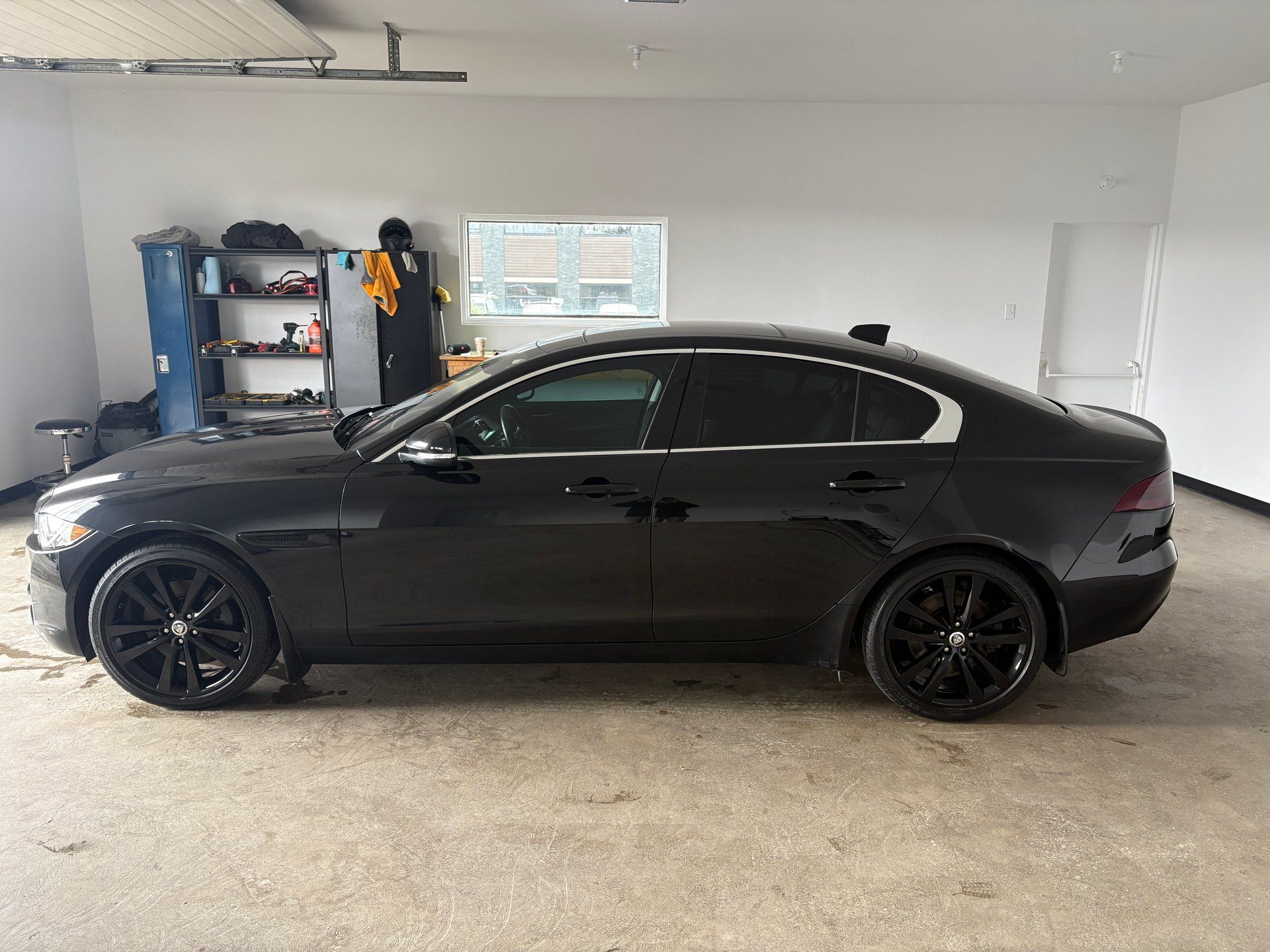 Jaguar XE 2018 - Thumbnail 3