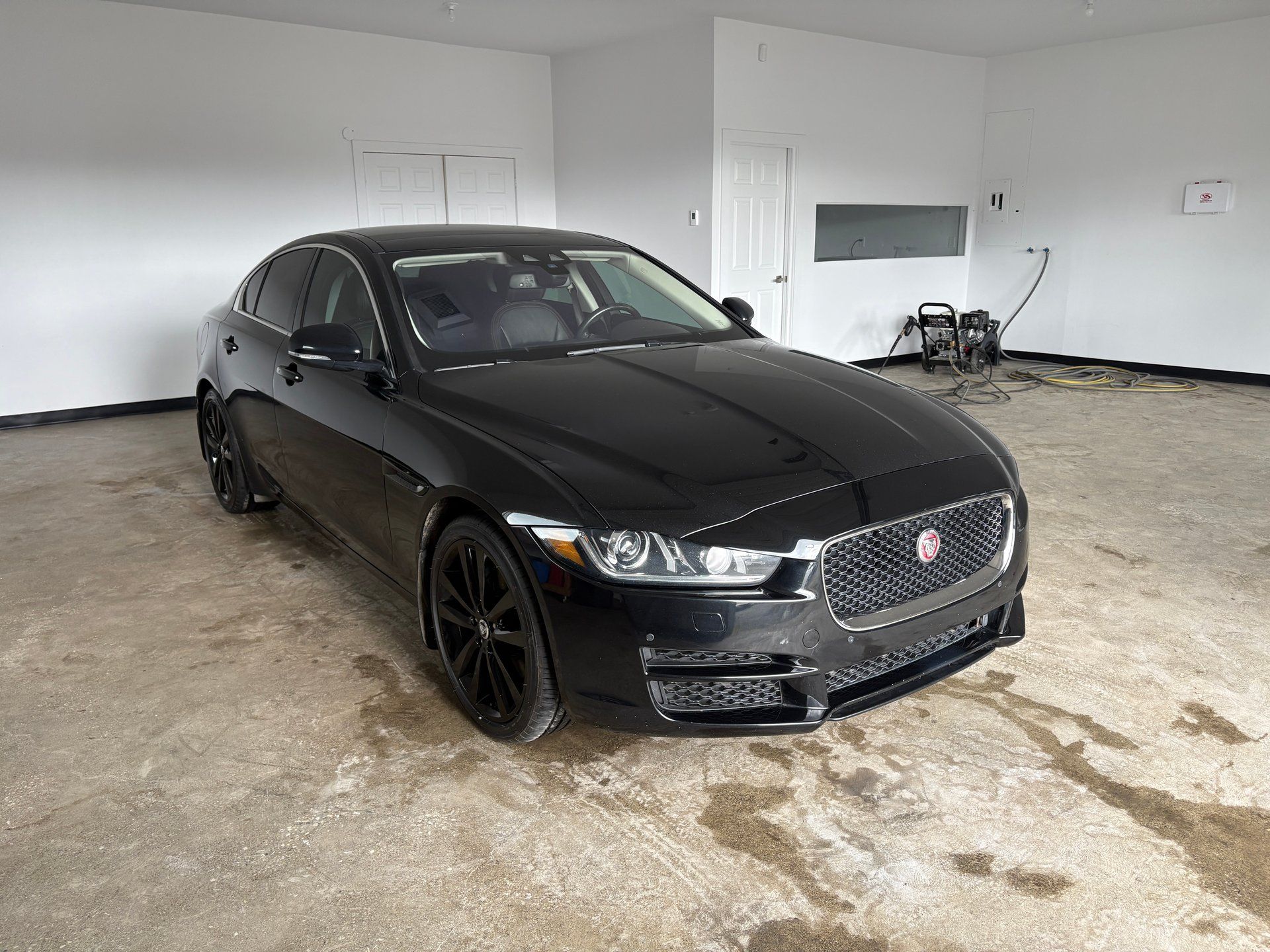 Jaguar XE 2018 - Thumbnail 4