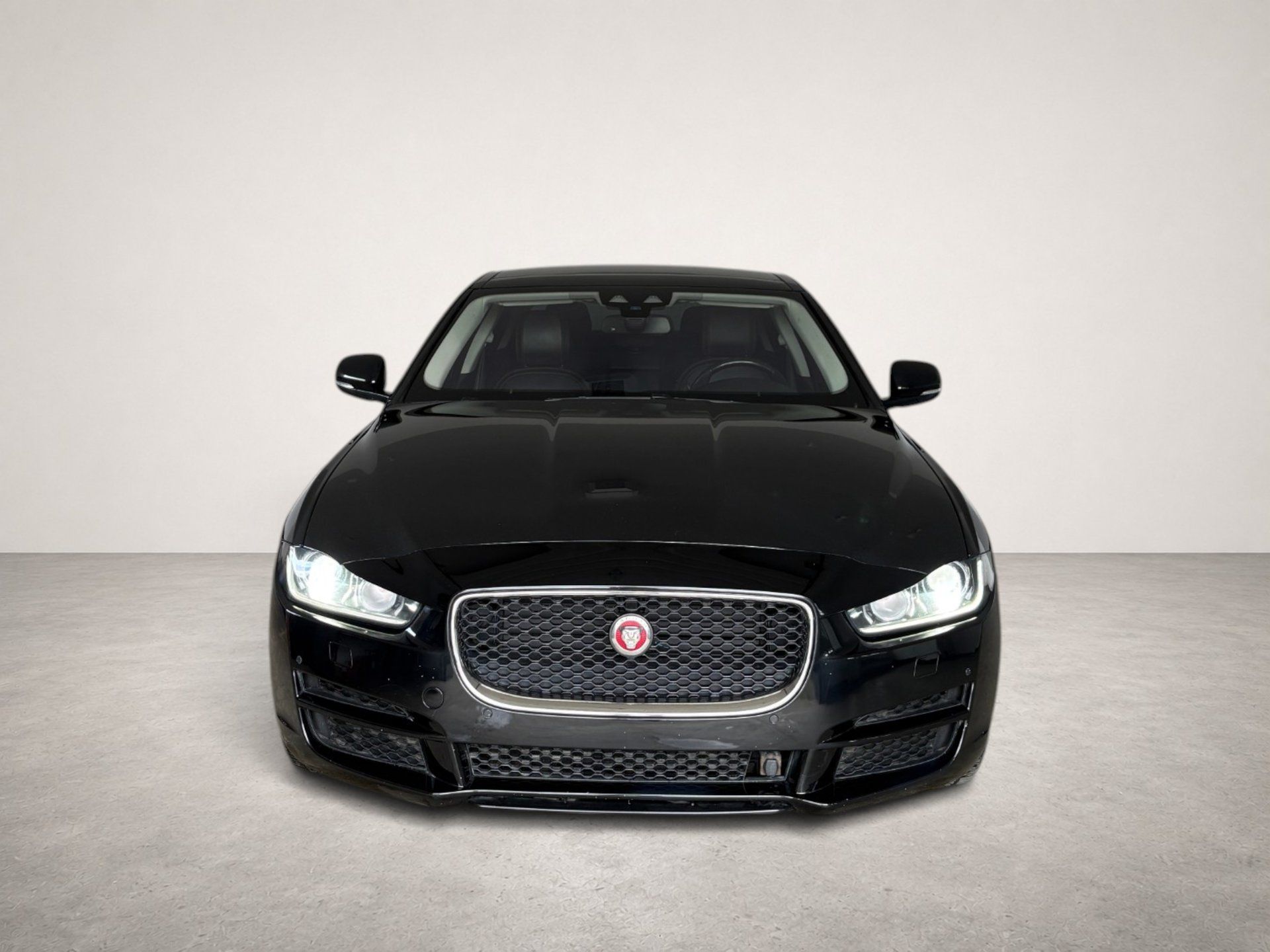 Jaguar XE 2018 - Thumbnail 1